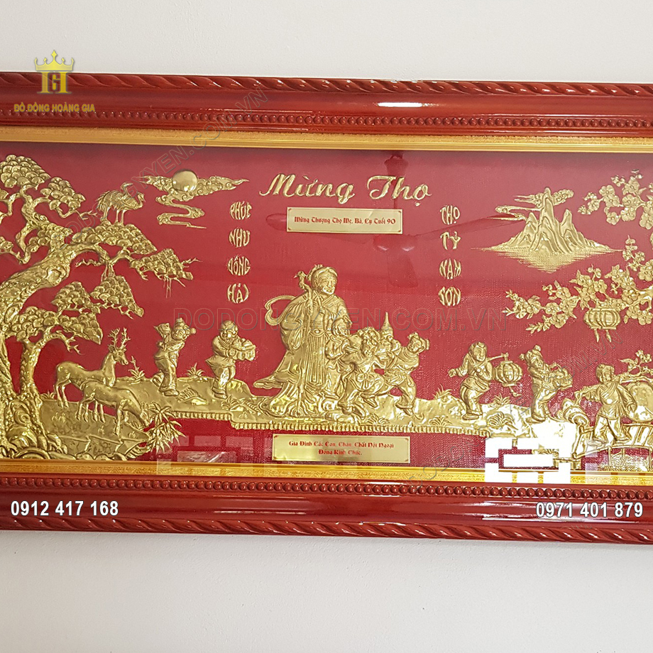 Vật phẩm được treo tại kh&ocirc;ng gian ph&ograve;ng kh&aacute;ch, gi&uacute;p mang lại vẻ đẹp sang trọng, uy nghi&ecirc;m cho kh&ocirc;ng gian sống nh&agrave; gia chủ